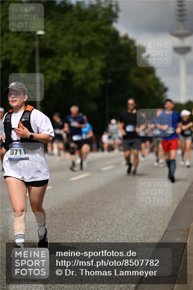 29.06.2025 - hella hamburg halbmarathon Dr. Thomas Lammeyer http://msf.ph/oto/8507782 29.06.2025 10:28:54 Kennedybrücke 1389, 1395, 2477, 2944, 3421, 4162, 4646, 4719, 5039, 5258, 5260, 5358, 5954, 6524, 6526, 7426, 7920, 7975, 8167, 8187, 8502, 8918, 8920, 10907, 11044, 11347 meine-sportfotos.de