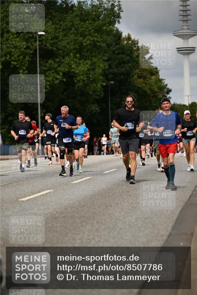29.06.2025 - hella hamburg halbmarathon Dr. Thomas Lammeyer http://msf.ph/oto/8507786 29.06.2025 10:28:55 Kennedybrücke 1389, 1395, 2477, 2944, 3421, 4162, 4646, 4719, 5039, 5258, 5260, 5358, 5954, 6524, 6526, 7426, 7920, 7975, 8167, 8187, 8502, 8918, 8920, 10907, 11044, 11347 meine-sportfotos.de