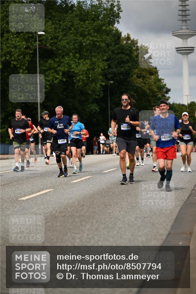 29.06.2025 - hella hamburg halbmarathon Dr. Thomas Lammeyer http://msf.ph/oto/8507794 29.06.2025 10:28:55 Kennedybrücke 1389, 1395, 2477, 2944, 3421, 4162, 4646, 4719, 5039, 5258, 5260, 5358, 5954, 6524, 6526, 7426, 7920, 7975, 8167, 8187, 8502, 8918, 8920, 10907, 11044, 11347 meine-sportfotos.de