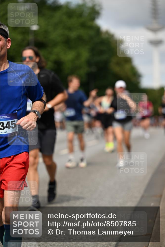 29.06.2025 - hella hamburg halbmarathon Dr. Thomas Lammeyer http://msf.ph/oto/8507885 29.06.2025 10:29:00 Kennedybrücke 1389, 1395, 2477, 2944, 3421, 3786, 4162, 4221, 4719, 5039, 5138, 5358, 5954, 6524, 6526, 7426, 7528, 7920, 7975, 8167, 8187, 8502, 8918, 8920, 9063, 10907, 11044, 11306, 11347 meine-sportfotos.de