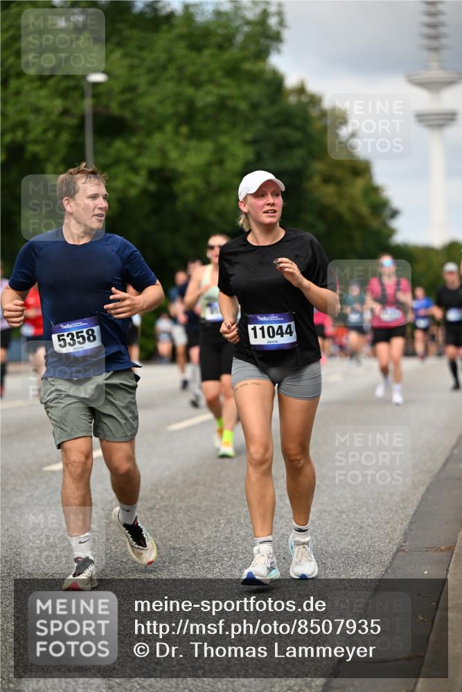 29.06.2025 - hella hamburg halbmarathon Dr. Thomas Lammeyer http://msf.ph/oto/8507935 29.06.2025 10:29:03 Kennedybrücke 1389, 1395, 2280, 2477, 2944, 3421, 3786, 4162, 4221, 4624, 4719, 5039, 5138, 5358, 6524, 6526, 7426, 7528, 7920, 7975, 8167, 8187, 8502, 9063, 10907, 11044, 11306, 11347 meine-sportfotos.de