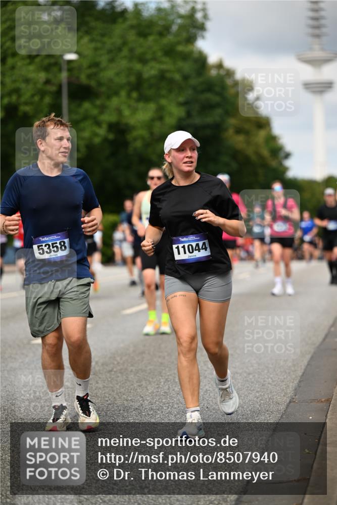 29.06.2025 - hella hamburg halbmarathon Dr. Thomas Lammeyer http://msf.ph/oto/8507940 29.06.2025 10:29:03 Kennedybrücke 1389, 1395, 2280, 2477, 2944, 3421, 3786, 4162, 4221, 4624, 4719, 5039, 5138, 5358, 6524, 6526, 7426, 7528, 7920, 7975, 8167, 8187, 8502, 9063, 10907, 11044, 11306, 11347 meine-sportfotos.de