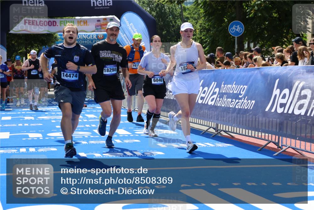 29.06.2025 - hella hamburg halbmarathon Strokosch-Dieckow http://msf.ph/oto/8508369 29.06.2025 11:40:40 Ziel 1311, 5877, 6846, 9774, 10532, 10806, 12342, 13574, 13695, 14474, 15143, 16192, 16461, 17582, 18292, 18298, 18299 meine-sportfotos.de