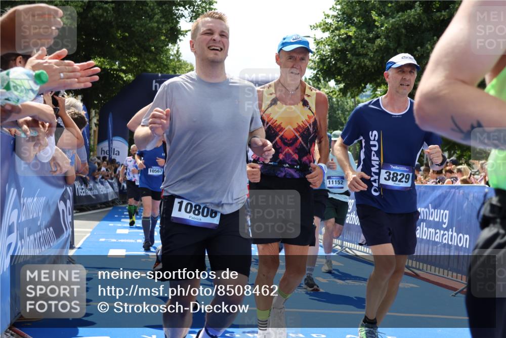 29.06.2025 - hella hamburg halbmarathon Strokosch-Dieckow http://msf.ph/oto/8508462 29.06.2025 11:40:48 Ziel 1076, 1156, 1985, 2352, 3281, 3829, 5877, 7371, 8167, 9774, 10532, 10567, 10806, 11152, 11659, 13574, 14402, 15143, 16181, 16192, 16346, 16461, 17446, 17582, 18292, 18386 meine-sportfotos.de
