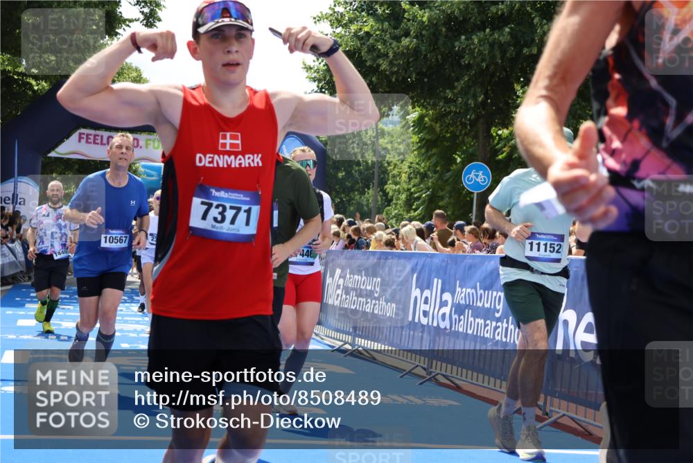 29.06.2025 - hella hamburg halbmarathon Strokosch-Dieckow http://msf.ph/oto/8508489 29.06.2025 11:40:49 Ziel 1076, 1156, 1985, 2352, 3281, 3829, 4968, 5877, 7371, 8167, 9237, 9774, 10532, 10567, 10806, 11053, 11152, 11659, 13574, 14402, 15143, 16181, 16346, 16461, 17446, 17582, 18386 meine-sportfotos.de