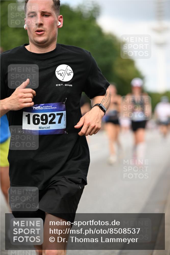 29.06.2025 - hella hamburg halbmarathon Dr. Thomas Lammeyer http://msf.ph/oto/8508537 29.06.2025 10:29:48 Kennedybrücke 1627, 1740, 2000, 3053, 3099, 3113, 3132, 3920, 4008, 4010, 4111, 4444, 4797, 5814, 6869, 7778, 8083, 8276, 8357, 8962, 9927, 11157, 11400 meine-sportfotos.de