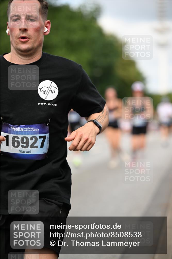 29.06.2025 - hella hamburg halbmarathon Dr. Thomas Lammeyer http://msf.ph/oto/8508538 29.06.2025 10:29:49 Kennedybrücke 1627, 1740, 2000, 3053, 3099, 3113, 3920, 4008, 4010, 4111, 4444, 4797, 5814, 6869, 7778, 8083, 8276, 8357, 8962, 9927, 11157, 11400 meine-sportfotos.de
