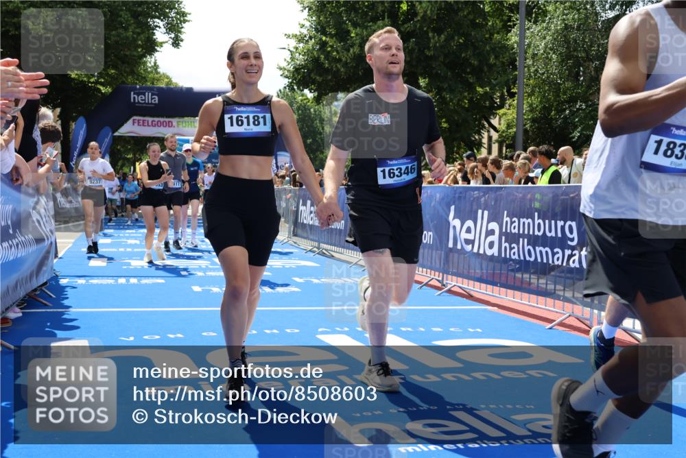29.06.2025 - hella hamburg halbmarathon Strokosch-Dieckow http://msf.ph/oto/8508603 29.06.2025 11:40:55 Ziel 1076, 1156, 1985, 2352, 2776, 3281, 3829, 4968, 5702, 6417, 7045, 7371, 7544, 8167, 8369, 9237, 10567, 11053, 11152, 11659, 12532, 13471, 13776, 14402, 15792, 16181, 16346, 17044, 17446, 18386, 18896 meine-sportfotos.de