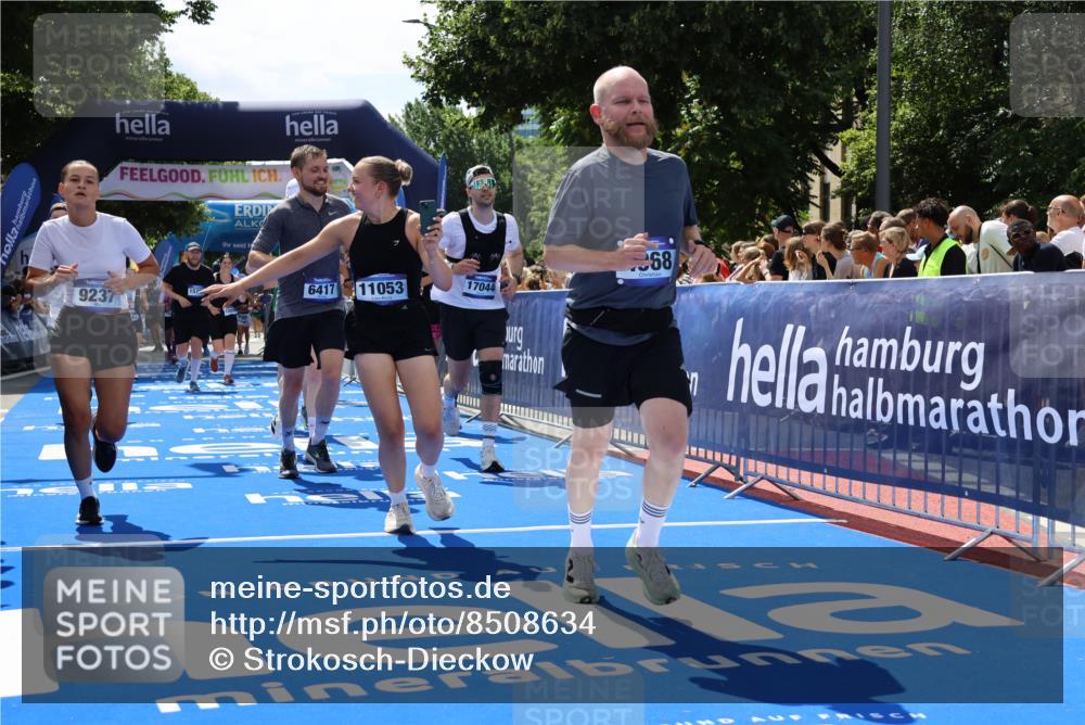 29.06.2025 - hella hamburg halbmarathon Strokosch-Dieckow http://msf.ph/oto/8508634 29.06.2025 11:40:56 Ziel 1156, 1985, 2352, 2776, 3281, 3829, 4968, 5702, 6417, 7045, 7371, 7544, 8167, 8369, 9237, 10567, 11053, 11152, 11659, 12532, 13471, 13776, 14402, 15792, 16181, 16346, 17044, 17370, 17446, 18386, 18896 meine-sportfotos.de