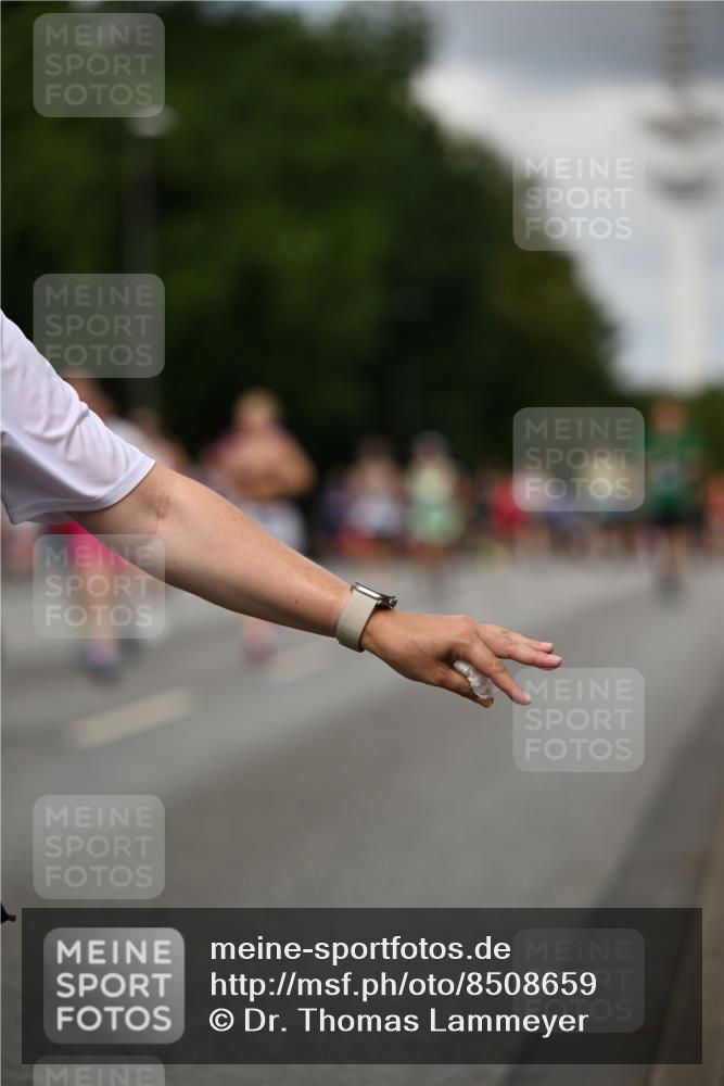 29.06.2025 - hella hamburg halbmarathon Dr. Thomas Lammeyer http://msf.ph/oto/8508659 29.06.2025 10:29:58 Kennedybrücke 1093, 1305, 1627, 1740, 2000, 2278, 3053, 3099, 3113, 3920, 3961, 3963, 4444, 5814, 6663, 6869, 7778, 8357, 11157, 11400 meine-sportfotos.de