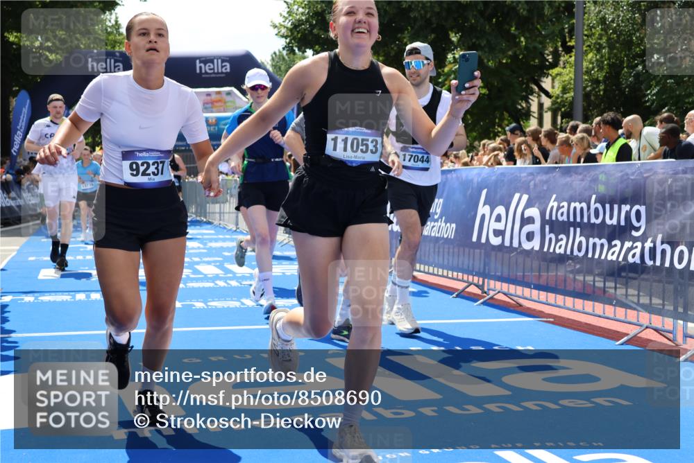 29.06.2025 - hella hamburg halbmarathon Strokosch-Dieckow http://msf.ph/oto/8508690 29.06.2025 11:40:57 Ziel 1156, 1985, 2352, 2776, 3281, 4968, 5702, 6417, 7045, 7371, 7544, 8167, 8369, 9237, 10567, 11053, 11659, 12532, 13471, 13776, 14018, 14402, 15792, 16181, 16346, 17044, 17370, 17446, 18386, 18896 meine-sportfotos.de