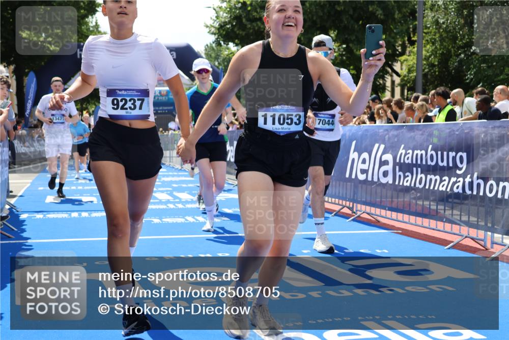 29.06.2025 - hella hamburg halbmarathon Strokosch-Dieckow http://msf.ph/oto/8508705 29.06.2025 11:40:58 Ziel 1985, 2352, 2776, 4968, 5702, 6417, 7045, 7544, 8369, 9237, 10567, 11053, 11659, 12532, 13471, 13776, 14018, 14402, 15494, 15792, 16181, 16346, 17044, 17370, 18386, 18896, 19245 meine-sportfotos.de