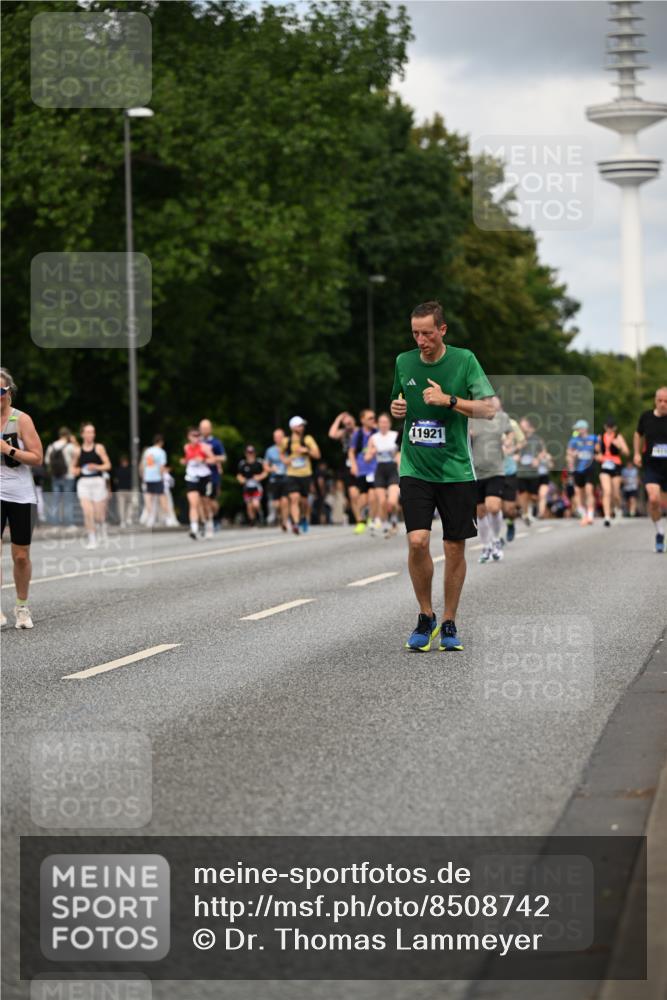 29.06.2025 - hella hamburg halbmarathon Dr. Thomas Lammeyer http://msf.ph/oto/8508742 29.06.2025 10:30:06 Kennedybrücke 1093, 1305, 1627, 1740, 2000, 2278, 3053, 3765, 3920, 3961, 3963, 4378, 4444, 5028, 6663, 6869, 8357, 9186, 11157, 11400 meine-sportfotos.de