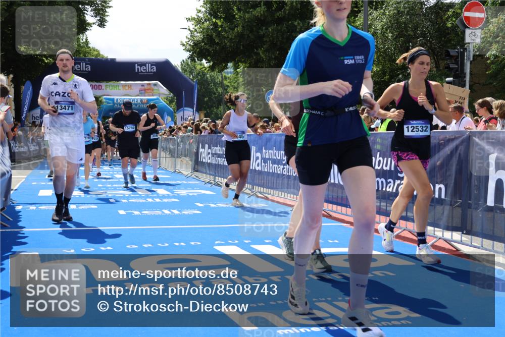 29.06.2025 - hella hamburg halbmarathon Strokosch-Dieckow http://msf.ph/oto/8508743 29.06.2025 11:40:59 Ziel 1985, 2352, 2776, 4968, 5702, 6417, 7045, 7544, 8369, 9237, 10727, 11053, 11659, 12532, 13377, 13471, 13776, 14018, 14402, 15494, 15792, 16181, 16346, 17044, 17370, 18386, 18896, 19245 meine-sportfotos.de