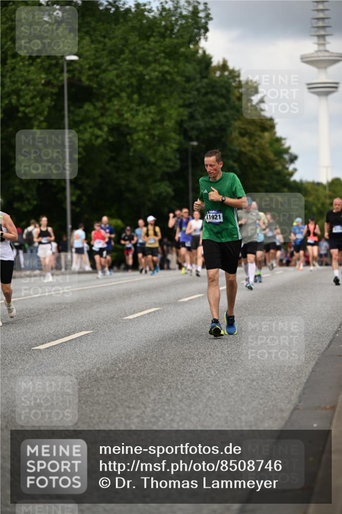 29.06.2025 - hella hamburg halbmarathon Dr. Thomas Lammeyer http://msf.ph/oto/8508746 29.06.2025 10:30:06 Kennedybrücke 1093, 1305, 1627, 1740, 2000, 2278, 3053, 3765, 3920, 3961, 3963, 4378, 4444, 5028, 6663, 6869, 8357, 9186, 11157, 11400 meine-sportfotos.de