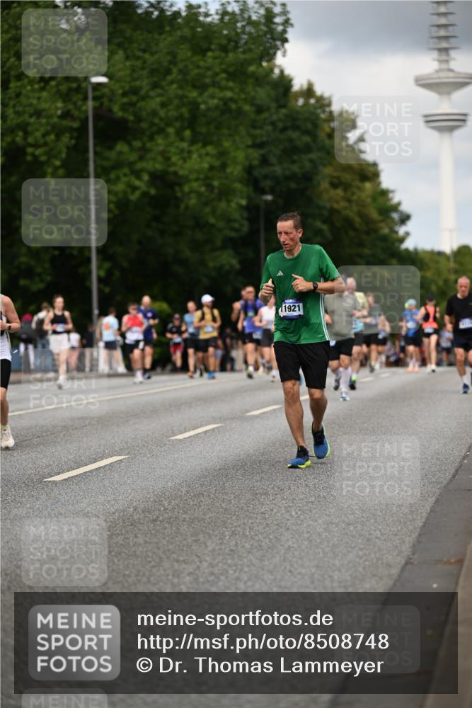 29.06.2025 - hella hamburg halbmarathon Dr. Thomas Lammeyer http://msf.ph/oto/8508748 29.06.2025 10:30:06 Kennedybrücke 1093, 1305, 1627, 1740, 2000, 2278, 3053, 3765, 3920, 3961, 3963, 4378, 4444, 5028, 6663, 6869, 8357, 9186, 11157, 11400 meine-sportfotos.de