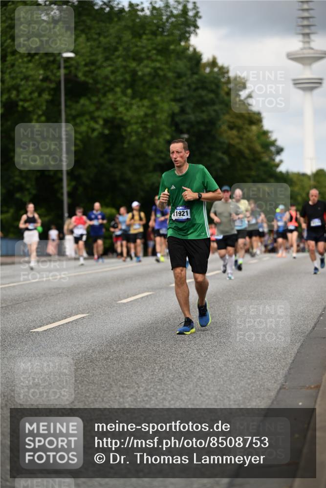 29.06.2025 - hella hamburg halbmarathon Dr. Thomas Lammeyer http://msf.ph/oto/8508753 29.06.2025 10:30:07 Kennedybrücke 1093, 1305, 1627, 1740, 2278, 3053, 3765, 3920, 3961, 3963, 4378, 5028, 6663, 6869, 8357, 9186, 11157, 11400 meine-sportfotos.de