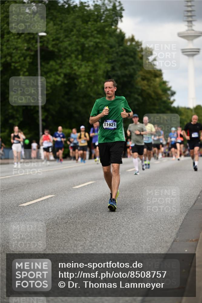 29.06.2025 - hella hamburg halbmarathon Dr. Thomas Lammeyer http://msf.ph/oto/8508757 29.06.2025 10:30:07 Kennedybrücke 1093, 1305, 1627, 1740, 2278, 3053, 3765, 3920, 3961, 3963, 4378, 5028, 6663, 6869, 8357, 9186, 11157, 11400 meine-sportfotos.de