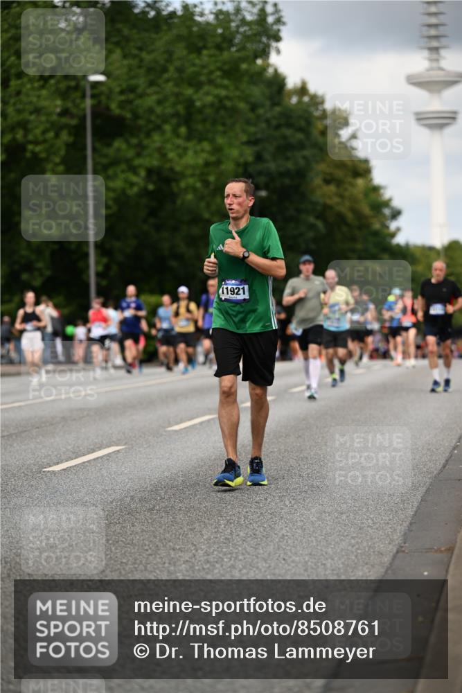 29.06.2025 - hella hamburg halbmarathon Dr. Thomas Lammeyer http://msf.ph/oto/8508761 29.06.2025 10:30:07 Kennedybrücke 1093, 1305, 1627, 1740, 2278, 3053, 3765, 3920, 3961, 3963, 4378, 5028, 6663, 6869, 8357, 9186, 11157, 11400 meine-sportfotos.de