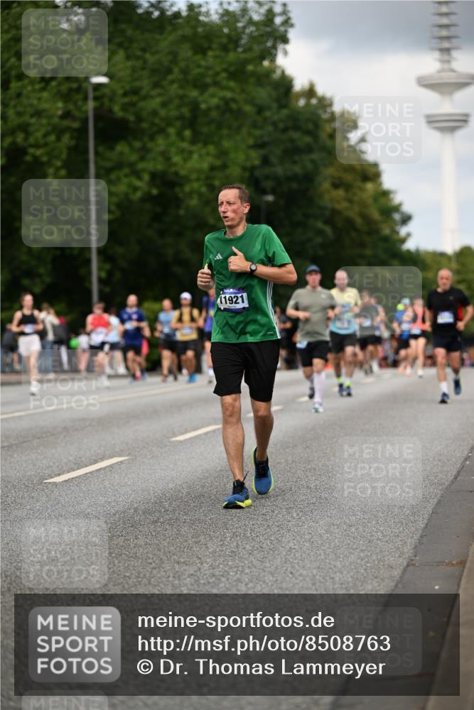 29.06.2025 - hella hamburg halbmarathon Dr. Thomas Lammeyer http://msf.ph/oto/8508763 29.06.2025 10:30:07 Kennedybrücke 1093, 1305, 1627, 1740, 2278, 3053, 3765, 3920, 3961, 3963, 4378, 5028, 6663, 6869, 8357, 9186, 11157, 11400 meine-sportfotos.de