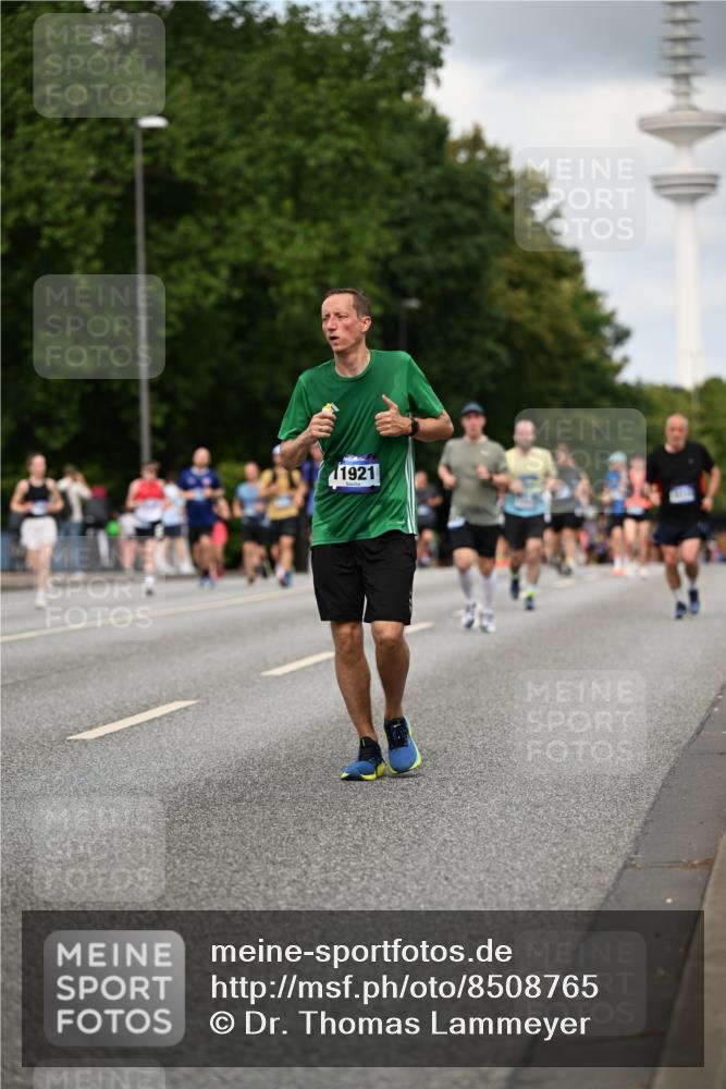 29.06.2025 - hella hamburg halbmarathon Dr. Thomas Lammeyer http://msf.ph/oto/8508765 29.06.2025 10:30:07 Kennedybrücke 1093, 1305, 1627, 1740, 2278, 3053, 3765, 3920, 3961, 3963, 4378, 5028, 6663, 6869, 8357, 9186, 11157, 11400 meine-sportfotos.de