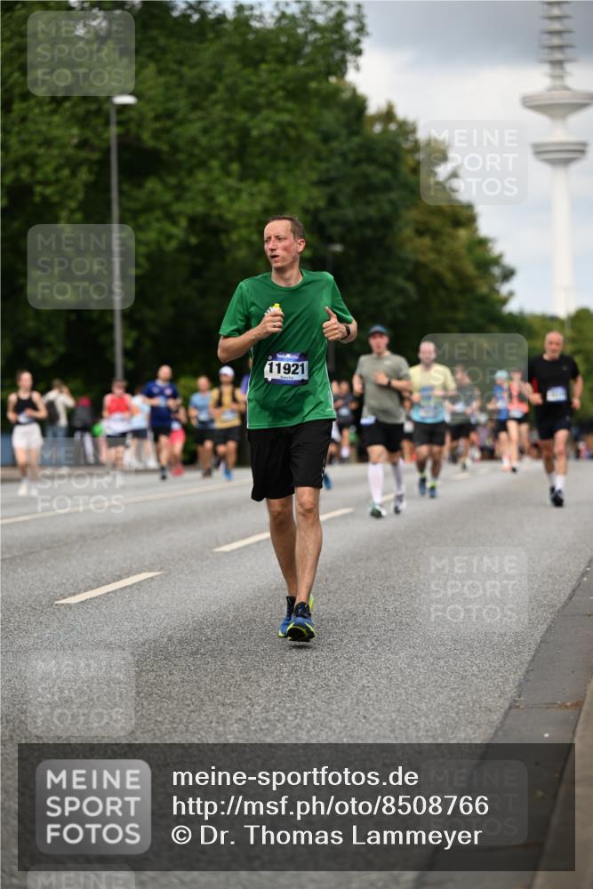 29.06.2025 - hella hamburg halbmarathon Dr. Thomas Lammeyer http://msf.ph/oto/8508766 29.06.2025 10:30:07 Kennedybrücke 1093, 1305, 1627, 1740, 2278, 3053, 3765, 3920, 3961, 3963, 4378, 5028, 6663, 6869, 8357, 9186, 11157, 11400 meine-sportfotos.de