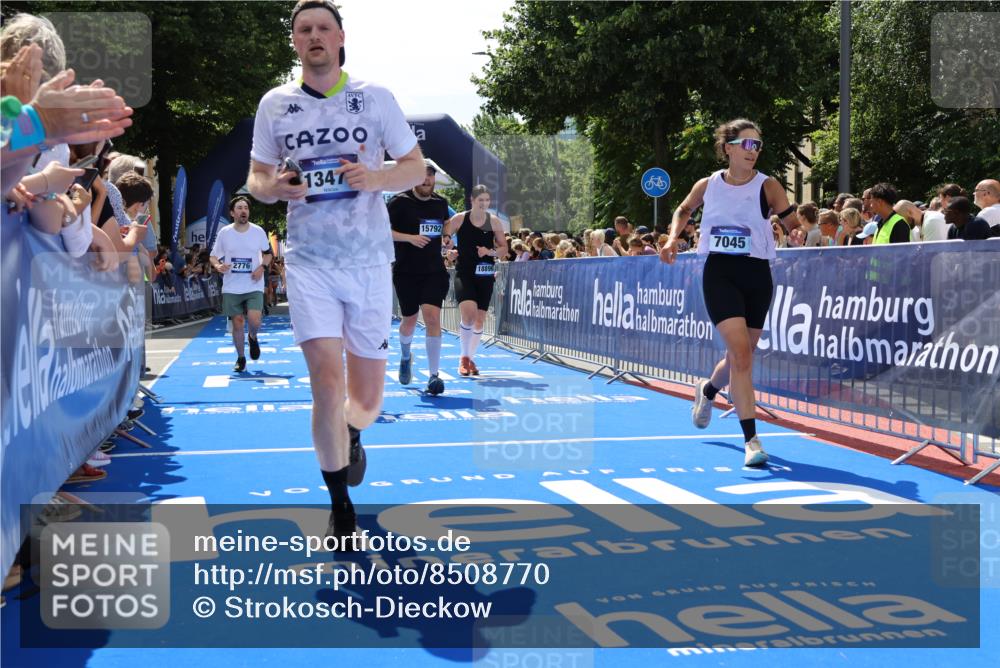 29.06.2025 - hella hamburg halbmarathon Strokosch-Dieckow http://msf.ph/oto/8508770 29.06.2025 11:41:00 Ziel 1985, 2352, 2776, 4968, 5702, 6417, 7045, 7544, 8369, 9237, 10727, 11053, 11659, 12532, 13377, 13471, 13776, 14018, 14402, 15494, 15792, 16181, 16346, 17044, 17370, 18386, 18896, 19245 meine-sportfotos.de