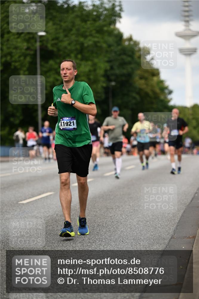 29.06.2025 - hella hamburg halbmarathon Dr. Thomas Lammeyer http://msf.ph/oto/8508776 29.06.2025 10:30:09 Kennedybrücke 1093, 1305, 1627, 1740, 2278, 3765, 3961, 3963, 4378, 5028, 6663, 6869, 8357, 9186, 11400 meine-sportfotos.de