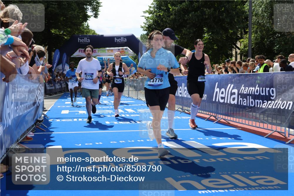 29.06.2025 - hella hamburg halbmarathon Strokosch-Dieckow http://msf.ph/oto/8508790 29.06.2025 11:41:01 Ziel 1985, 2776, 4968, 5702, 6417, 6955, 7045, 7544, 8369, 9237, 10727, 11053, 11659, 12532, 13377, 13471, 13776, 14018, 15494, 15792, 16181, 16346, 17044, 17370, 18386, 18896, 19245 meine-sportfotos.de
