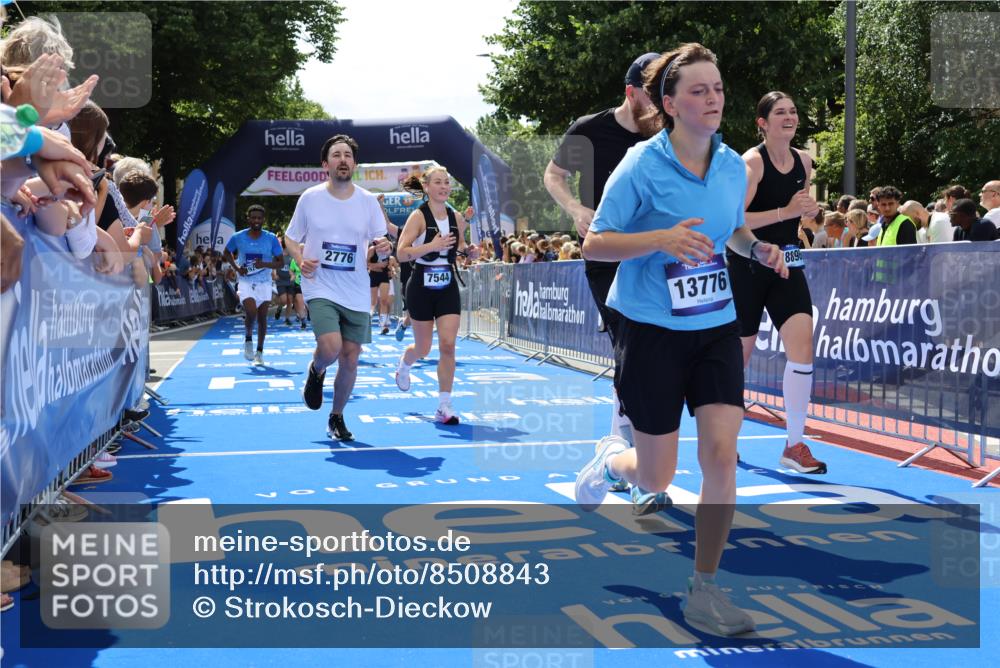29.06.2025 - hella hamburg halbmarathon Strokosch-Dieckow http://msf.ph/oto/8508843 29.06.2025 11:41:02 Ziel 2776, 4968, 5702, 6417, 6955, 7045, 7544, 7653, 8369, 9237, 10727, 11053, 12532, 13377, 13471, 13776, 14018, 15494, 15792, 17044, 17370, 18896, 19245 meine-sportfotos.de