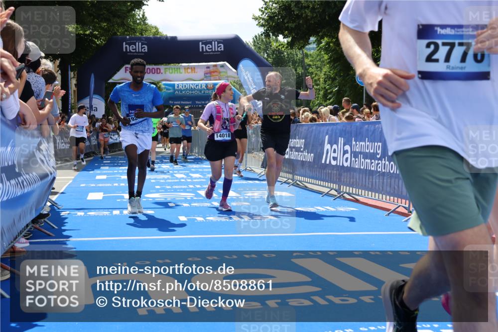 29.06.2025 - hella hamburg halbmarathon Strokosch-Dieckow http://msf.ph/oto/8508861 29.06.2025 11:41:03 Ziel 2776, 4968, 5702, 6417, 6955, 7045, 7544, 7653, 8369, 9237, 10727, 11053, 12532, 13377, 13471, 13776, 14018, 14098, 15494, 15707, 15792, 17044, 17370, 18896, 19245 meine-sportfotos.de