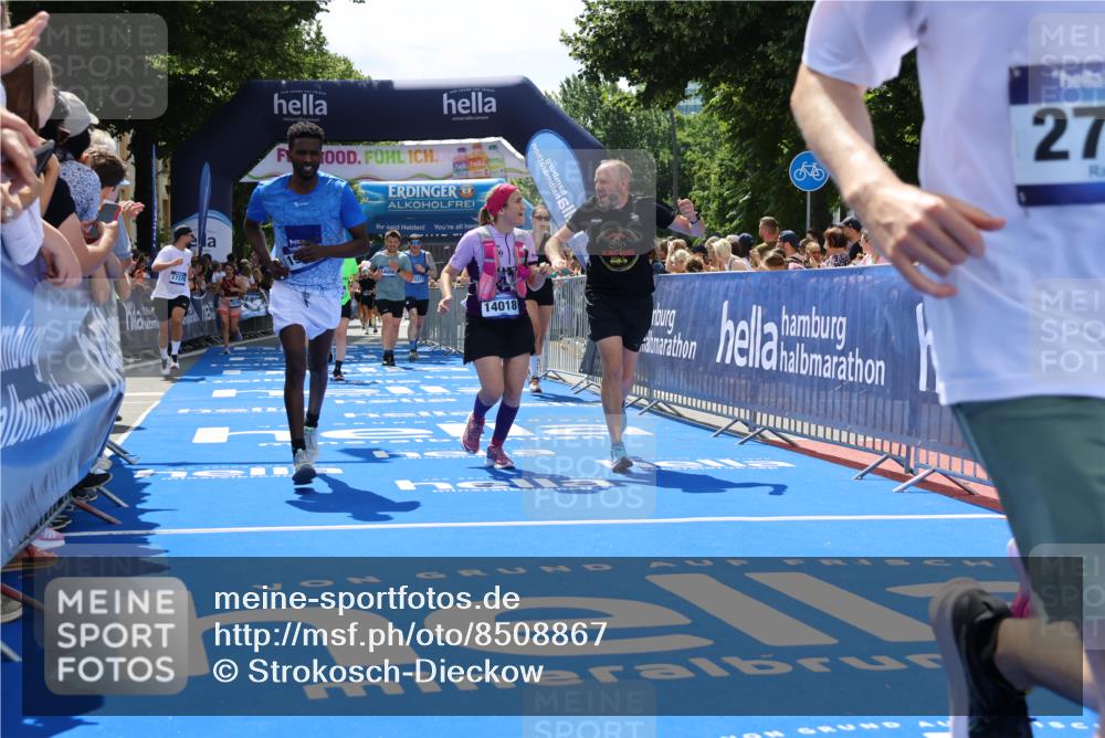 29.06.2025 - hella hamburg halbmarathon Strokosch-Dieckow http://msf.ph/oto/8508867 29.06.2025 11:41:04 Ziel 2776, 5702, 6417, 6955, 7045, 7544, 7653, 8369, 10727, 11651, 12532, 13377, 13471, 13776, 14018, 14098, 15494, 15568, 15707, 15792, 17044, 17370, 18896, 19245 meine-sportfotos.de