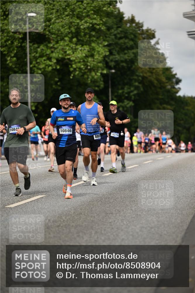 29.06.2025 - hella hamburg halbmarathon Dr. Thomas Lammeyer http://msf.ph/oto/8508904 29.06.2025 10:30:23 Kennedybrücke 1305, 1479, 3765, 3961, 3963, 4378, 5028, 5497, 5564, 6478, 6663, 7069, 8079, 8881, 9186, 9573, 10219, 10845, 10846, 11139 meine-sportfotos.de