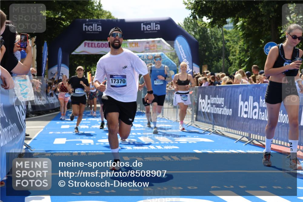 29.06.2025 - hella hamburg halbmarathon Strokosch-Dieckow http://msf.ph/oto/8508907 29.06.2025 11:41:06 Ziel 2776, 4311, 4964, 6955, 7045, 7544, 7653, 8369, 10727, 11651, 12532, 13377, 13471, 13776, 14018, 14098, 15190, 15494, 15568, 15707, 15792, 17370, 18896, 19245 meine-sportfotos.de