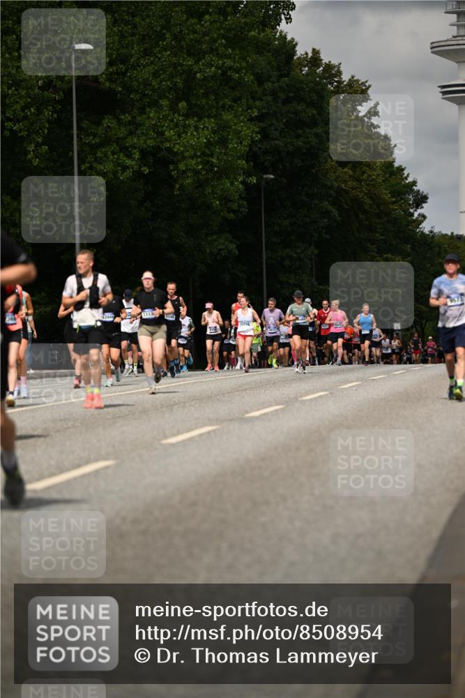 29.06.2025 - hella hamburg halbmarathon Dr. Thomas Lammeyer http://msf.ph/oto/8508954 29.06.2025 10:30:29 Kennedybrücke 1479, 1973, 3765, 4378, 5028, 5497, 5564, 6478, 7069, 8079, 8881, 9186, 9573, 10219, 10465, 10845, 10846, 11139 meine-sportfotos.de
