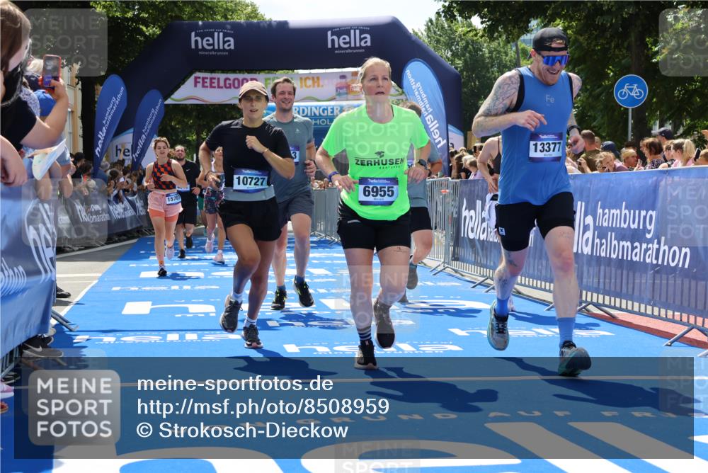 29.06.2025 - hella hamburg halbmarathon Strokosch-Dieckow http://msf.ph/oto/8508959 29.06.2025 11:41:07 Ziel 2776, 4311, 4964, 6955, 7045, 7544, 7653, 10727, 11651, 13377, 13471, 13776, 14018, 14098, 15190, 15494, 15568, 15707, 15792, 17370, 17423, 18896, 19245 meine-sportfotos.de