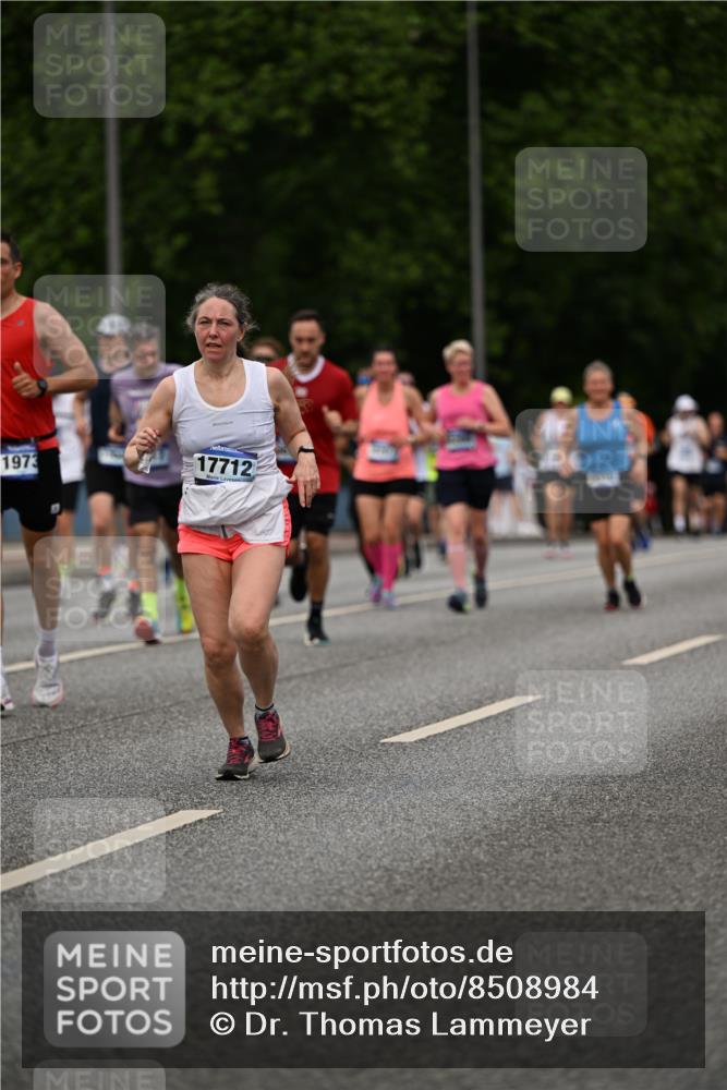 29.06.2025 - hella hamburg halbmarathon Dr. Thomas Lammeyer http://msf.ph/oto/8508984 29.06.2025 10:30:44 Kennedybrücke 1300, 1479, 1973, 3617, 4267, 4268, 4315, 4358, 5494, 5497, 6159, 6637, 7069, 8281, 8306, 8674, 8942, 9573, 9811, 10104, 10465, 11110, 11139 meine-sportfotos.de