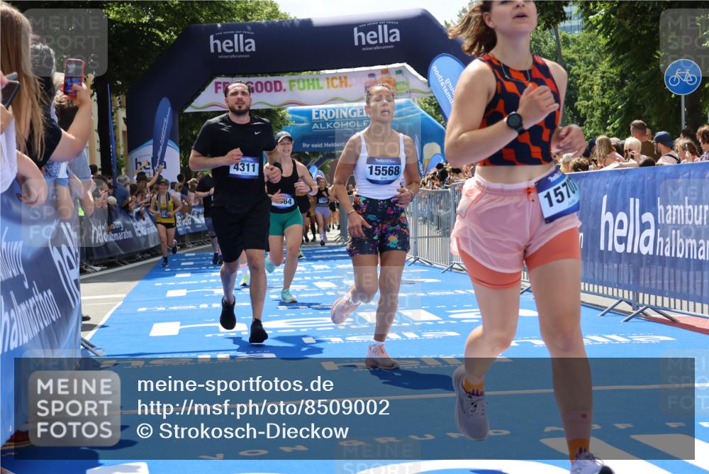 29.06.2025 - hella hamburg halbmarathon Strokosch-Dieckow http://msf.ph/oto/8509002 29.06.2025 11:41:11 Ziel 3165, 4311, 4964, 6955, 7653, 10727, 10818, 11651, 13377, 14018, 14098, 15190, 15494, 15568, 15707, 17423, 17807, 19245 meine-sportfotos.de
