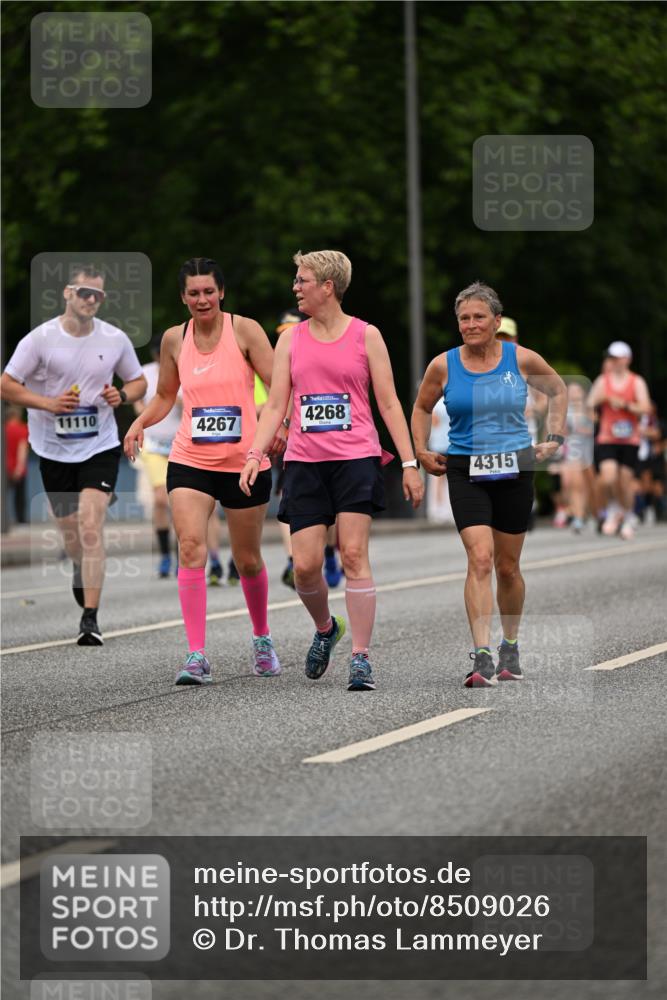 29.06.2025 - hella hamburg halbmarathon Dr. Thomas Lammeyer http://msf.ph/oto/8509026 29.06.2025 10:30:49 Kennedybrücke 1300, 1479, 1973, 2775, 3617, 4267, 4268, 4315, 4358, 4844, 5494, 5497, 6159, 6637, 6905, 8281, 8306, 8674, 8942, 9811, 10104, 10465, 11110, 11139 meine-sportfotos.de