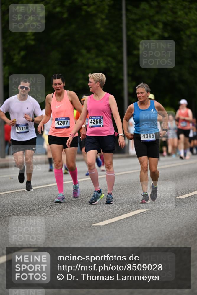 29.06.2025 - hella hamburg halbmarathon Dr. Thomas Lammeyer http://msf.ph/oto/8509028 29.06.2025 10:30:49 Kennedybrücke 1300, 1479, 1973, 2775, 3617, 4267, 4268, 4315, 4358, 4844, 5494, 5497, 6159, 6637, 6905, 8281, 8306, 8674, 8942, 9811, 10104, 10465, 11110, 11139 meine-sportfotos.de