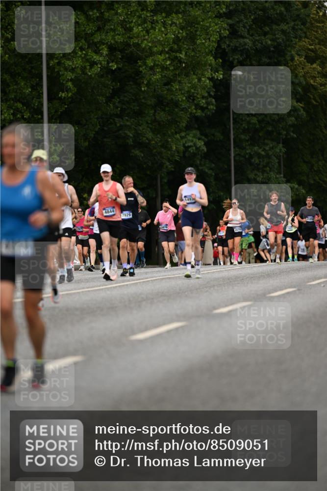 29.06.2025 - hella hamburg halbmarathon Dr. Thomas Lammeyer http://msf.ph/oto/8509051 29.06.2025 10:30:52 Kennedybrücke 1300, 1479, 1973, 2306, 2775, 3617, 4267, 4268, 4315, 4358, 4844, 5494, 6159, 6637, 6905, 7929, 8281, 8306, 8674, 8942, 9811, 10104, 10465, 11110, 11139, 11256 meine-sportfotos.de