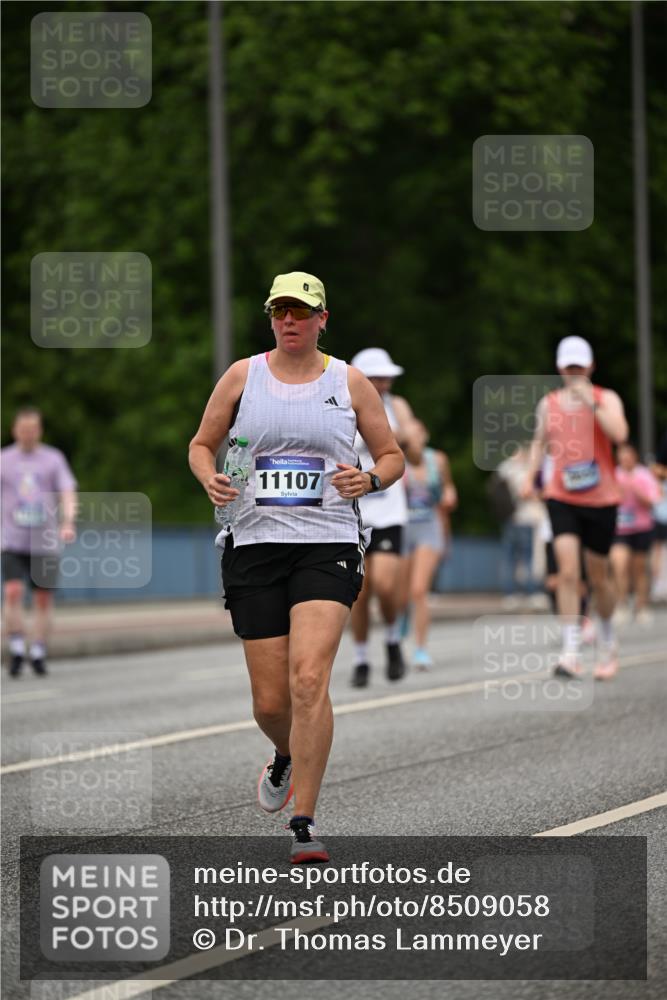 29.06.2025 - hella hamburg halbmarathon Dr. Thomas Lammeyer http://msf.ph/oto/8509058 29.06.2025 10:30:57 Kennedybrücke 1300, 1973, 2306, 2775, 3617, 4267, 4268, 4315, 4358, 4844, 5494, 6159, 6625, 6637, 6905, 7929, 8281, 8306, 8674, 8942, 9811, 10104, 11110, 11256 meine-sportfotos.de
