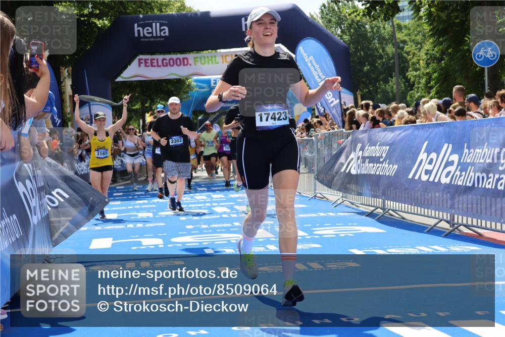 29.06.2025 - hella hamburg halbmarathon Strokosch-Dieckow http://msf.ph/oto/8509064 29.06.2025 11:41:14 Ziel 2302, 3165, 4311, 4964, 6955, 7653, 8635, 10818, 10939, 11651, 11876, 14098, 14654, 15190, 15568, 15707, 16532, 17423, 17807 meine-sportfotos.de