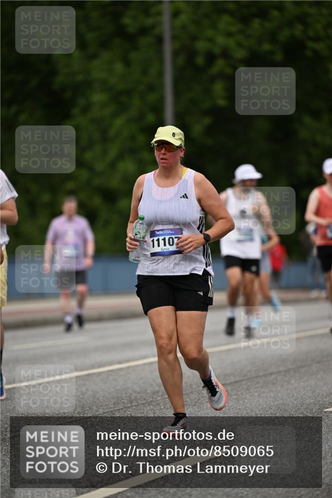 29.06.2025 - hella hamburg halbmarathon Dr. Thomas Lammeyer http://msf.ph/oto/8509065 29.06.2025 10:30:58 Kennedybrücke 1300, 1973, 2306, 2775, 3617, 4267, 4268, 4315, 4358, 4844, 5494, 6159, 6625, 6637, 6905, 7929, 8281, 8306, 8674, 8942, 9811, 10104, 11110, 11256 meine-sportfotos.de