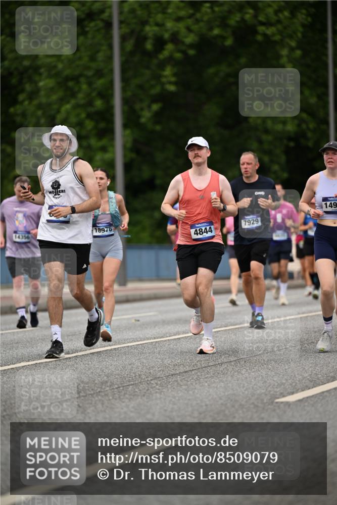 29.06.2025 - hella hamburg halbmarathon Dr. Thomas Lammeyer http://msf.ph/oto/8509079 29.06.2025 10:31:00 Kennedybrücke 1300, 2306, 2775, 3617, 4267, 4268, 4315, 4358, 4844, 5494, 6159, 6625, 6637, 6905, 7929, 8281, 8306, 8674, 8942, 9811, 10077, 10104, 11110, 11256 meine-sportfotos.de