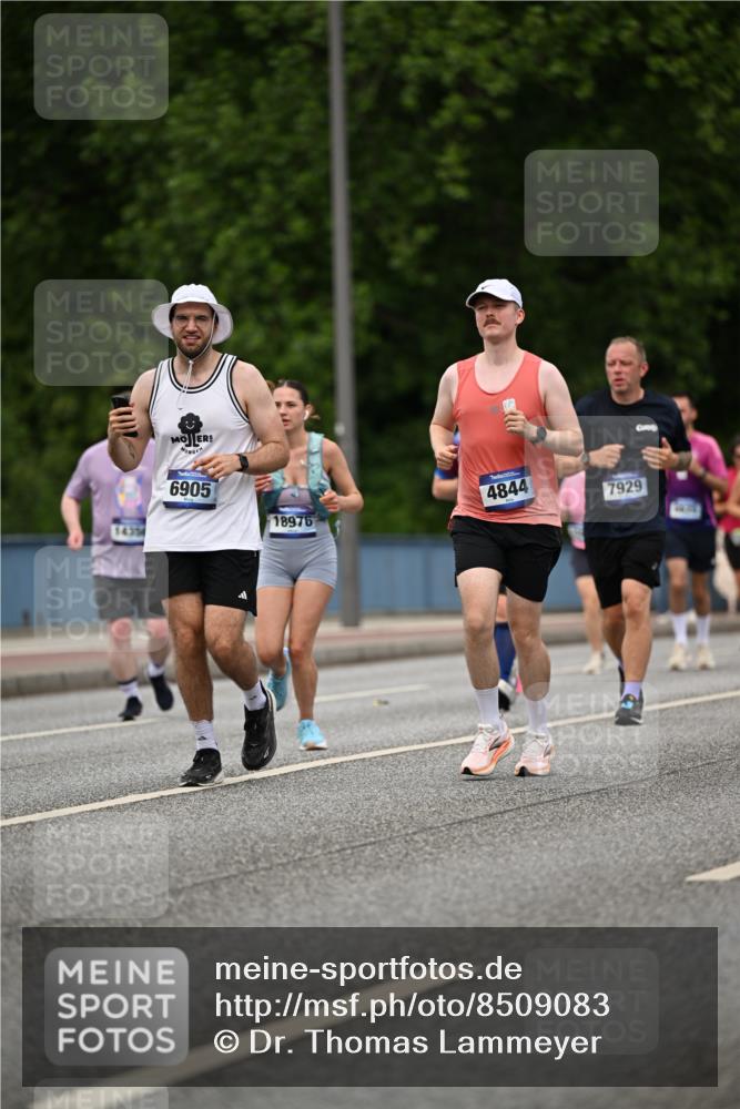 29.06.2025 - hella hamburg halbmarathon Dr. Thomas Lammeyer http://msf.ph/oto/8509083 29.06.2025 10:31:00 Kennedybrücke 1300, 2306, 2775, 3617, 4267, 4268, 4315, 4358, 4844, 5494, 6159, 6625, 6637, 6905, 7929, 8281, 8306, 8674, 8942, 9811, 10077, 10104, 11110, 11256 meine-sportfotos.de