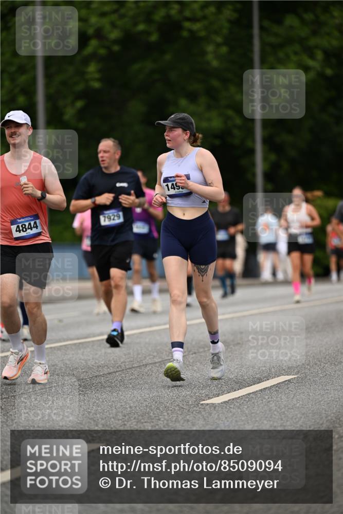 29.06.2025 - hella hamburg halbmarathon Dr. Thomas Lammeyer http://msf.ph/oto/8509094 29.06.2025 10:31:02 Kennedybrücke 1300, 1481, 2306, 2775, 3617, 4267, 4268, 4315, 4358, 4844, 5494, 6159, 6625, 6905, 7929, 8281, 8306, 8674, 8942, 9811, 10077, 10104, 11110, 11256 meine-sportfotos.de