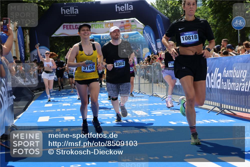 29.06.2025 - hella hamburg halbmarathon Strokosch-Dieckow http://msf.ph/oto/8509103 29.06.2025 11:41:17 Ziel 2302, 3165, 3716, 4311, 4964, 4982, 8567, 8635, 10818, 10939, 11651, 11876, 14098, 14654, 15190, 15568, 15707, 16532, 17423, 17807 meine-sportfotos.de