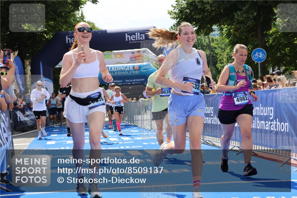 29.06.2025 - hella hamburg halbmarathon Strokosch-Dieckow http://msf.ph/oto/8509137 29.06.2025 11:41:21 Ziel 1475, 2302, 3165, 3716, 3841, 4982, 7386, 8567, 8635, 10818, 10939, 11734, 11876, 14654, 16532, 17423, 17807, 18912 meine-sportfotos.de