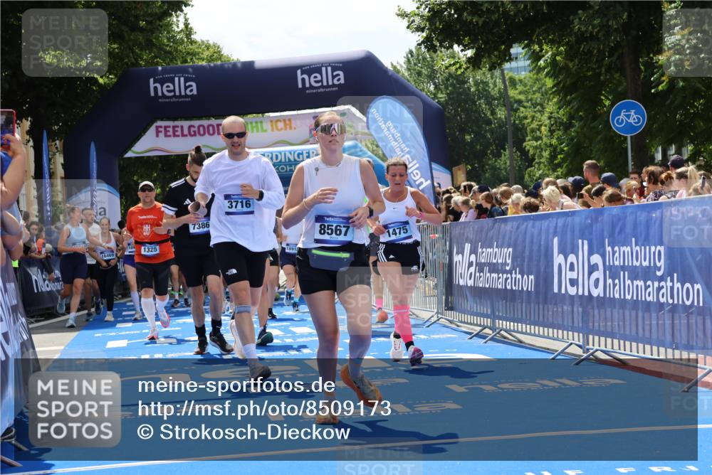 29.06.2025 - hella hamburg halbmarathon Strokosch-Dieckow http://msf.ph/oto/8509173 29.06.2025 11:41:23 Ziel 1325, 1475, 2302, 2480, 2643, 3165, 3716, 3841, 4982, 5067, 6428, 7386, 8567, 8635, 10818, 10939, 11734, 11876, 14654, 15418, 15511, 16303, 16469, 16532, 17807, 18912 meine-sportfotos.de